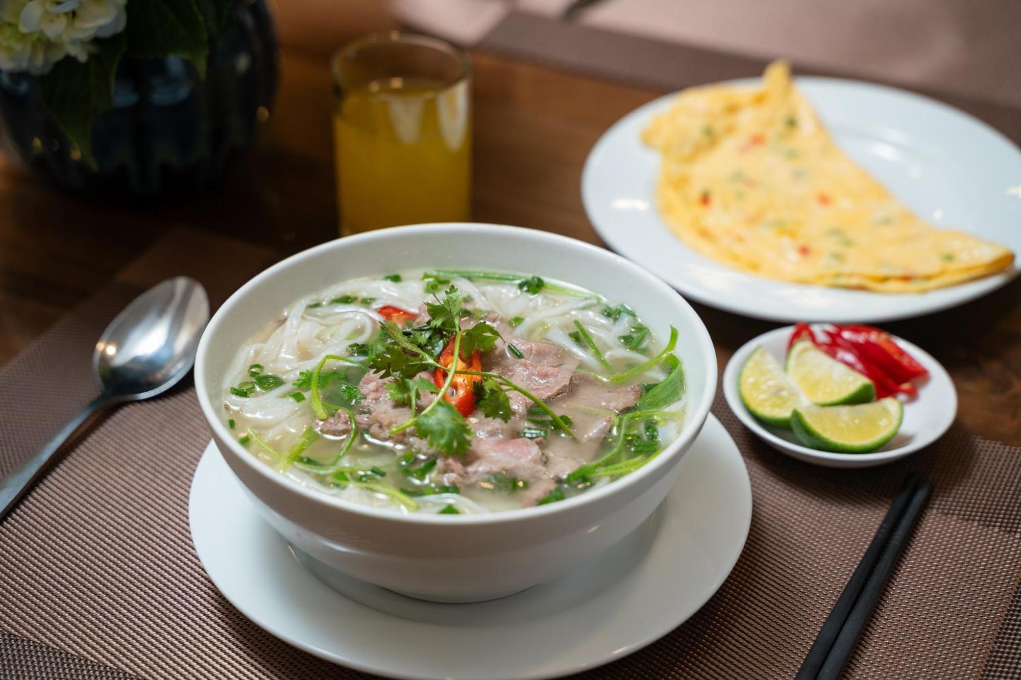 Khách sạn The West &
